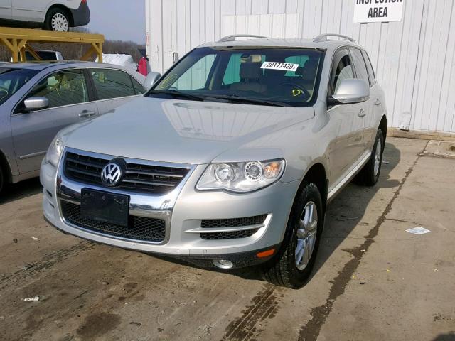 WVGFK7A99AD001857 - 2010 VOLKSWAGEN TOUAREG TD SILVER photo 2