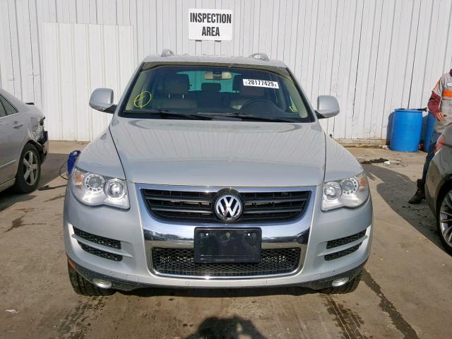 WVGFK7A99AD001857 - 2010 VOLKSWAGEN TOUAREG TD SILVER photo 9