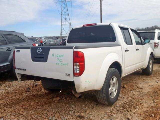 1N6AD07U77C420118 - 2007 NISSAN FRONTIER C WHITE photo 4