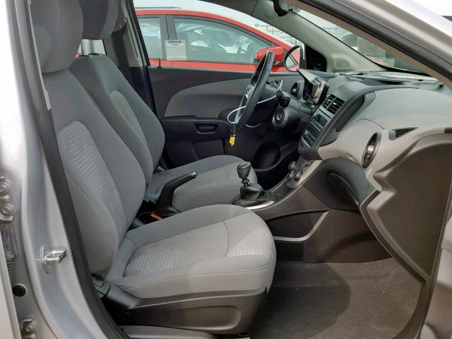 1G1JB5SH5C4102429 - 2012 CHEVROLET SONIC LS 银色 照片 5