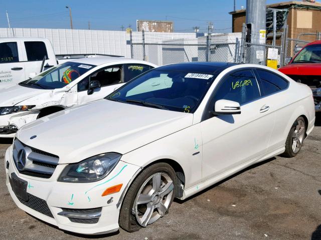 WDDGJ4HBXCF910576 - 2012 MERCEDES-BENZ C 250 WHITE photo 2