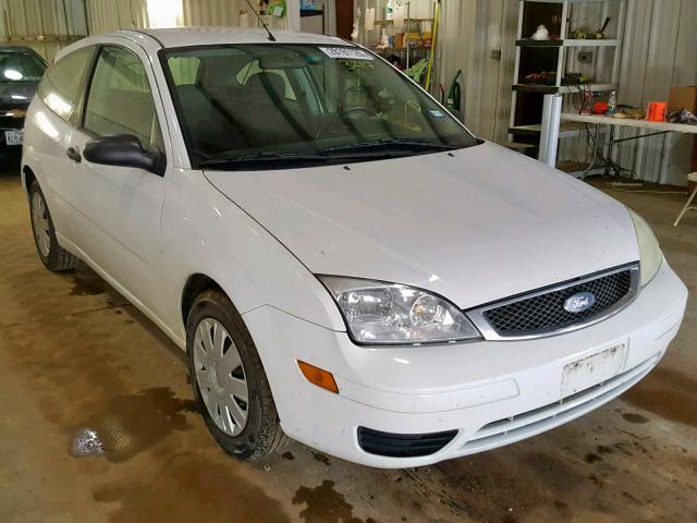 3FAFP31N35R103217 - 2005 FORD FOCUS ZX3 WHITE photo 1