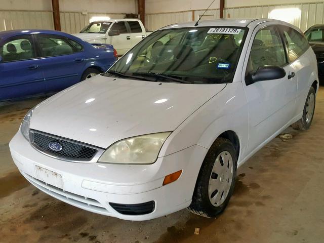 3FAFP31N35R103217 - 2005 FORD FOCUS ZX3 WHITE photo 2