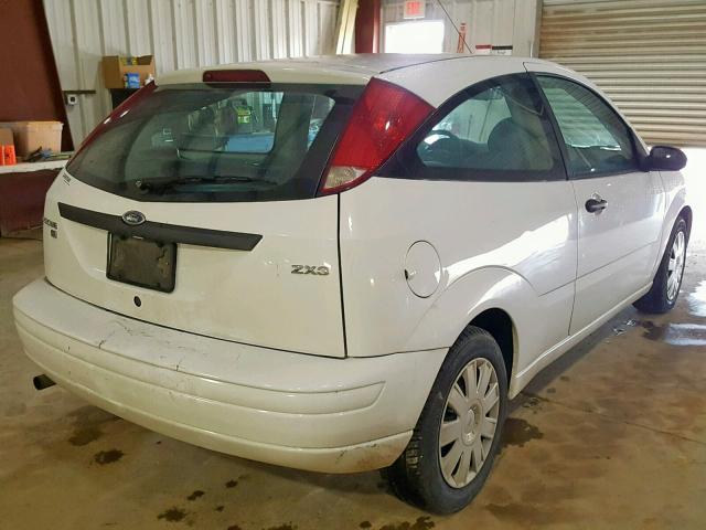 3FAFP31N35R103217 - 2005 FORD FOCUS ZX3 WHITE photo 4