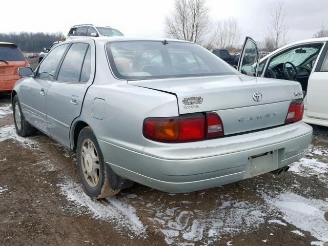 4T1GK13E3SU070234 - 1995 TOYOTA CAMRY XLE SILVER photo 3