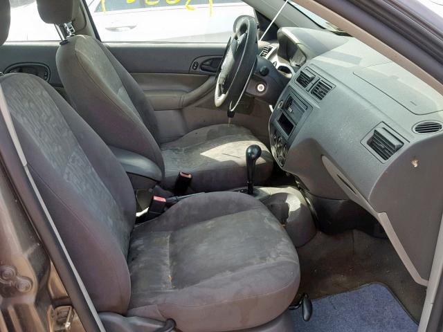 1FAFP34N55W249093 - 2005 FORD FOCUS ZX4 GRAY photo 5