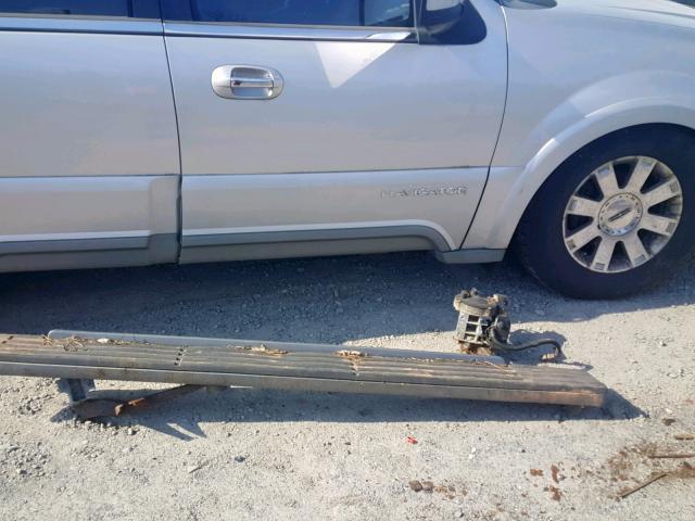 5LMFU28R53LJ42577 - 2003 LINCOLN NAVIGATOR SILVER photo 9