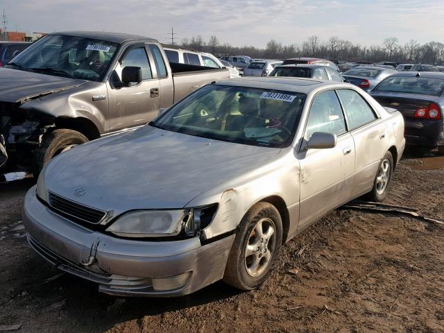 JT8BF28GXW5016625 - 1998 LEXUS ES 300 TAN photo 2