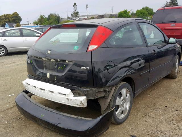 3FAHP31N35R140700 - 2005 FORD FOCUS ZX3 BLACK photo 4