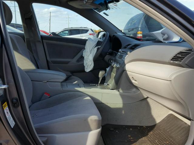 4T4BF3EK5BR123888 - 2011 TOYOTA CAMRY BASE GRAY photo 5