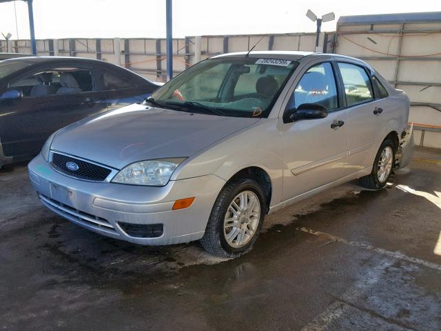 1FAFP34N07W251482 - 2007 FORD FOCUS ZX4 SILVER photo 2