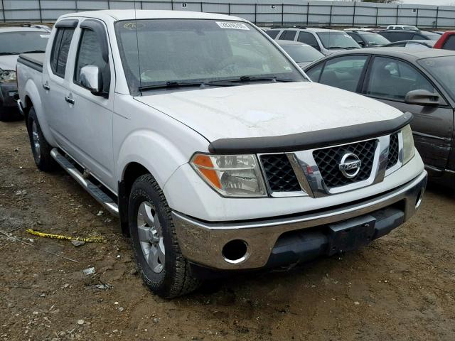 1N6AD07U27C425825 - 2007 NISSAN FRONTIER C WHITE photo 1