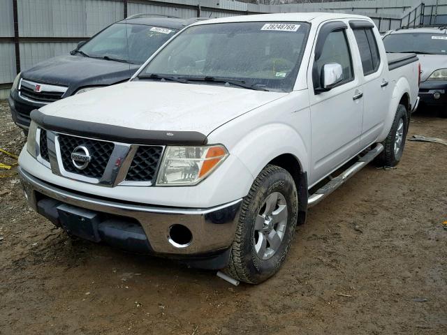 1N6AD07U27C425825 - 2007 NISSAN FRONTIER C WHITE photo 2