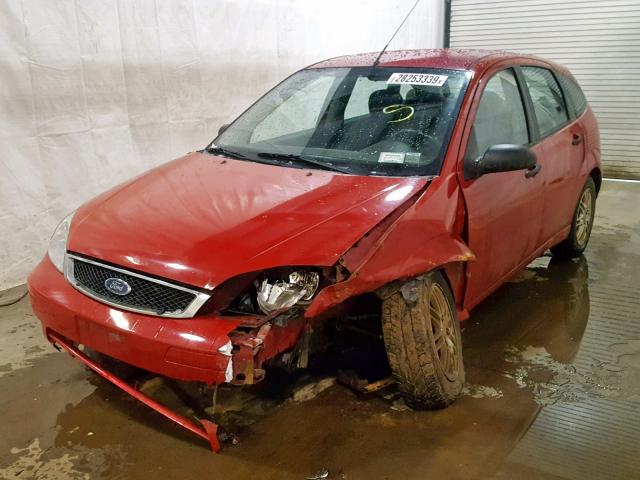 3FAFP37N75R105222 - 2005 FORD FOCUS ZX5 RED photo 2