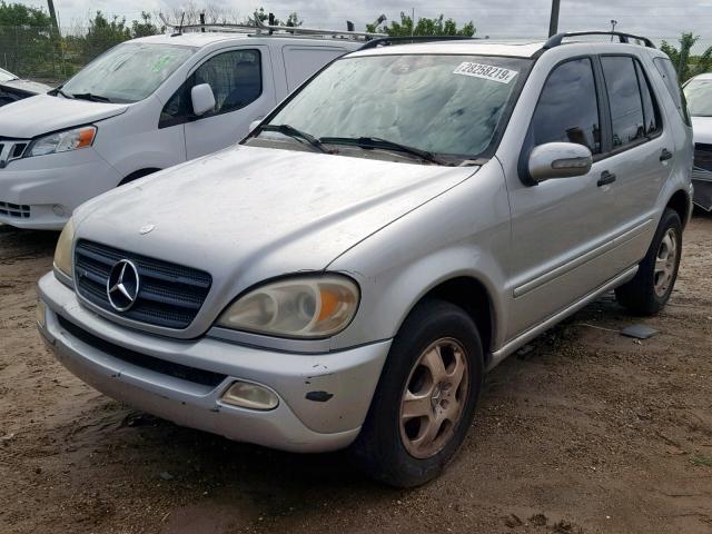 4JGAB54E52A313863 - 2002 MERCEDES-BENZ ML 320 SILVER photo 2