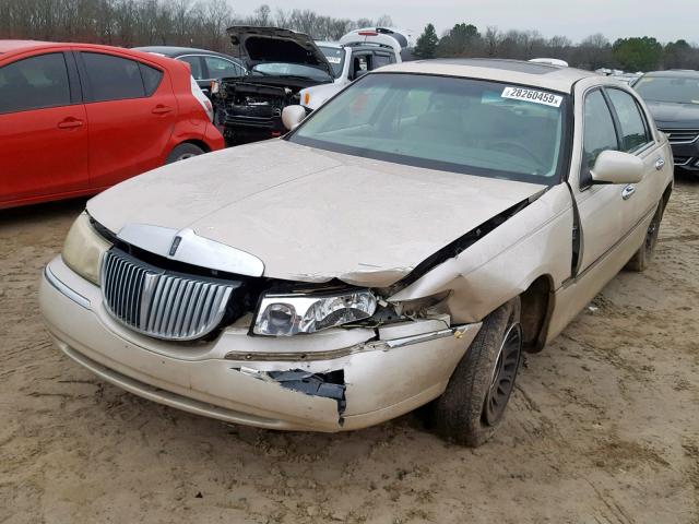 1LNHM83W9XY661832 - 1999 LINCOLN TOWN CAR C TAN photo 2