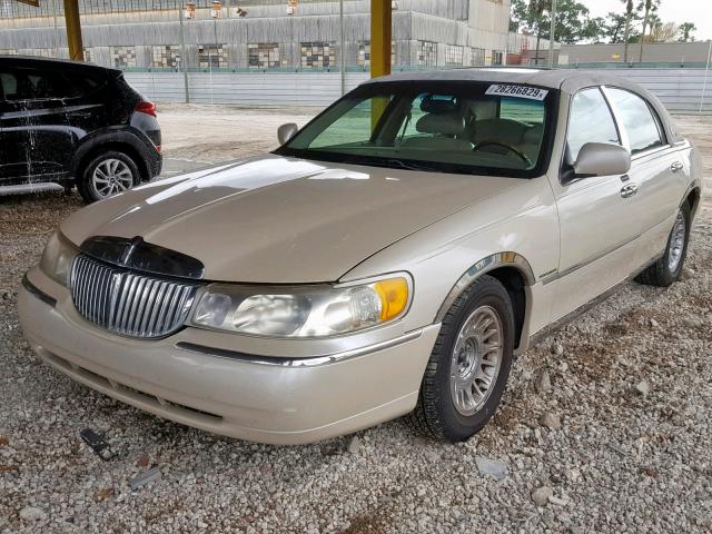 1LNHM83W8YY883991 - 2000 LINCOLN TOWN CAR C BEIGE photo 2