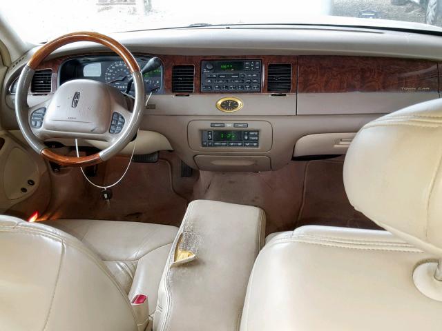 1LNHM83W8YY883991 - 2000 LINCOLN TOWN CAR C BEIGE photo 9