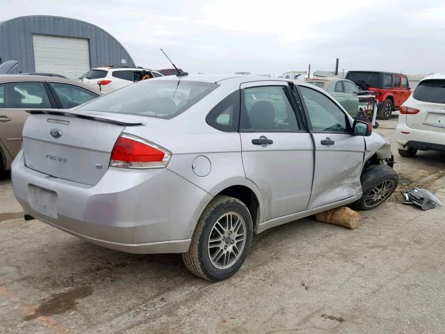 1FAHP3FN0BW130420 - 2011 FORD FOCUS SILVER photo 4