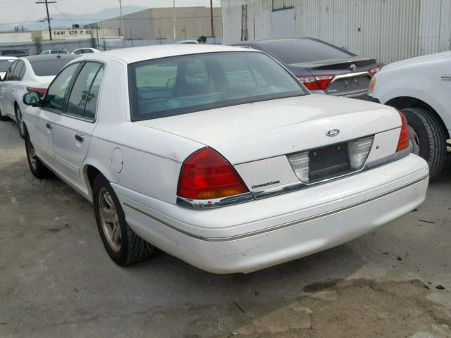 2FAFP73W4YX130607 - 2000 FORD CROWN VICT WHITE photo 3