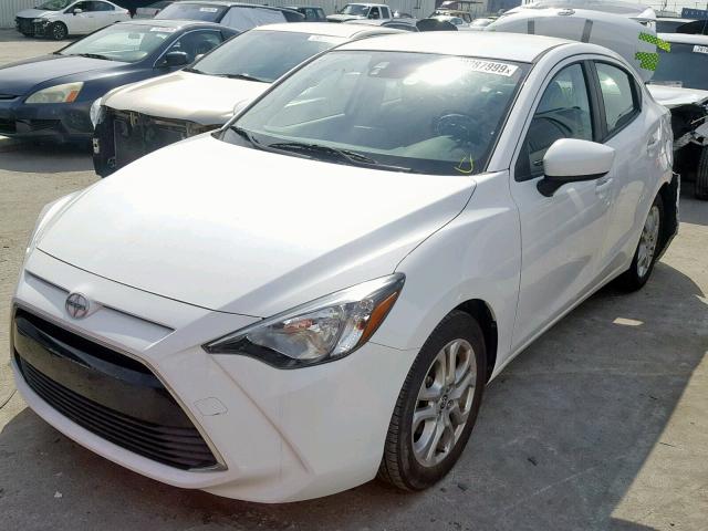 3MYDLBZV1GY110995 - 2016 TOYOTA SCION IA WHITE photo 2