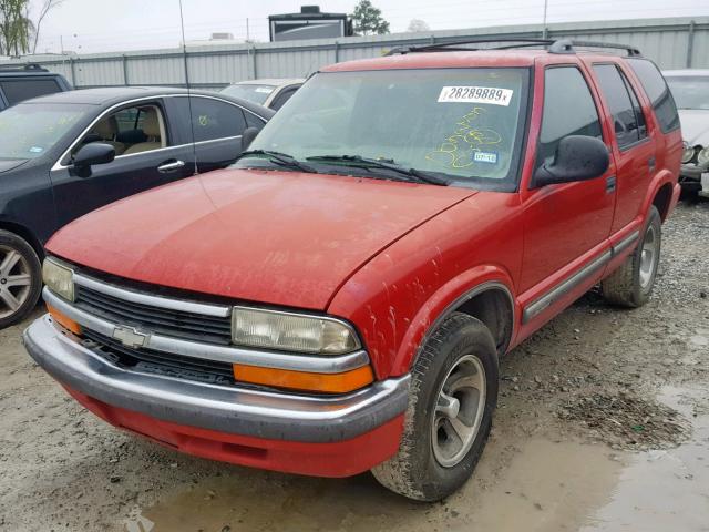 1GNCS13W9W2124625 - 1998 CHEVROLET BLAZER RED photo 2