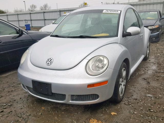 3VWPG31C86M407815 - 2006 VOLKSWAGEN NEW BEETLE Silber Foto 2