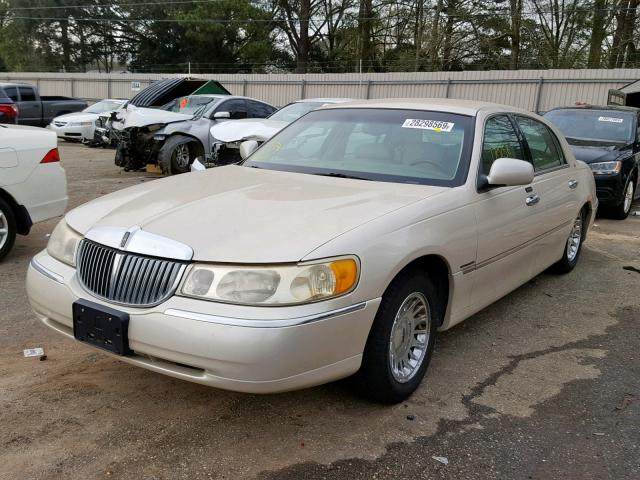 1LNHM83W91Y633018 - 2001 LINCOLN TOWN CAR C BEIGE photo 2