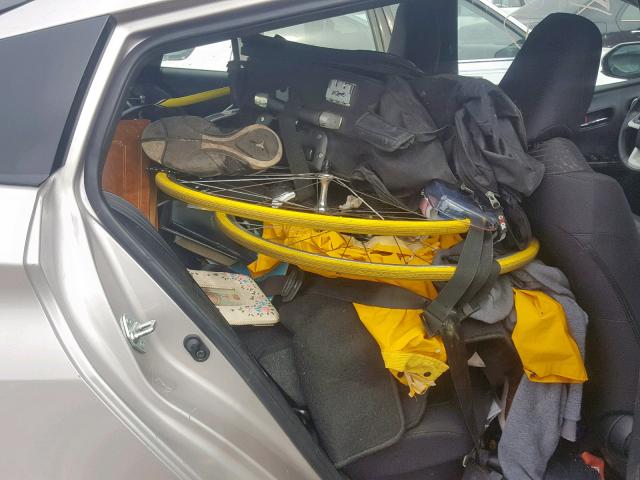 JTDKARFP9H3004895 - 2017 TOYOTA PRIUS PRIM 银色 照片 6