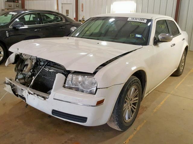 2C3CA4CD8AH101420 - 2010 CHRYSLER 300 TOURIN WHITE photo 2