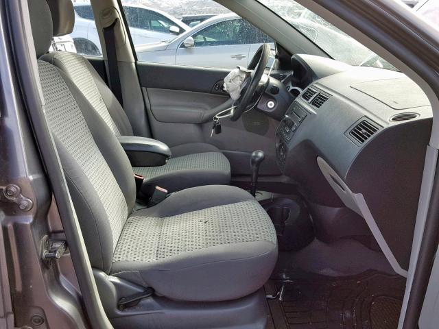 1FAFP34NX6W242707 - 2006 FORD FOCUS ZX4 GRAY photo 5