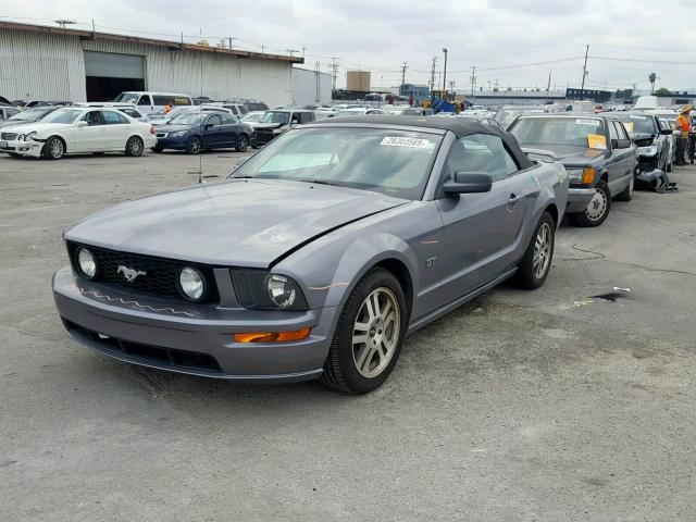 1ZVHT85HX65127757 - 2006 FORD MUSTANG GT GRAY photo 2