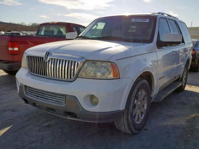 5LMFU27R74LJ43748 - 2004 LINCOLN NAVIGATOR Ақ фото 2