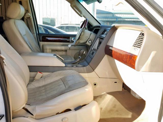 5LMFU27R74LJ43748 - 2004 LINCOLN NAVIGATOR Ақ фото 5