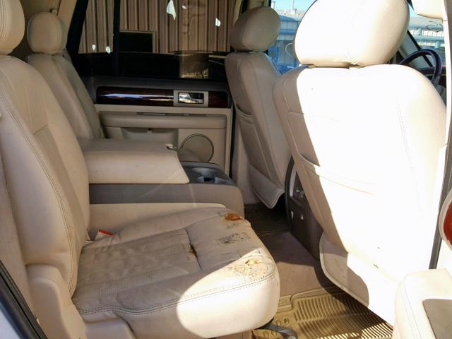 5LMFU27R74LJ43748 - 2004 LINCOLN NAVIGATOR Ақ фото 6
