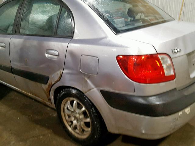 KNADE123366136920 - 2006 KIA RIO SILVER photo 9