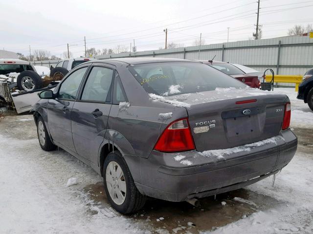 1FAFP34N56W182495 - 2006 FORD FOCUS ZX4 GRAY photo 3