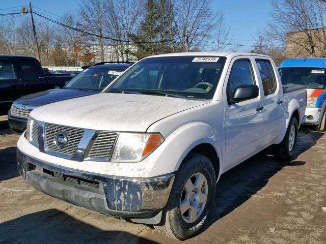 1N6AD07U57C453229 - 2007 NISSAN FRONTIER C WHITE photo 2