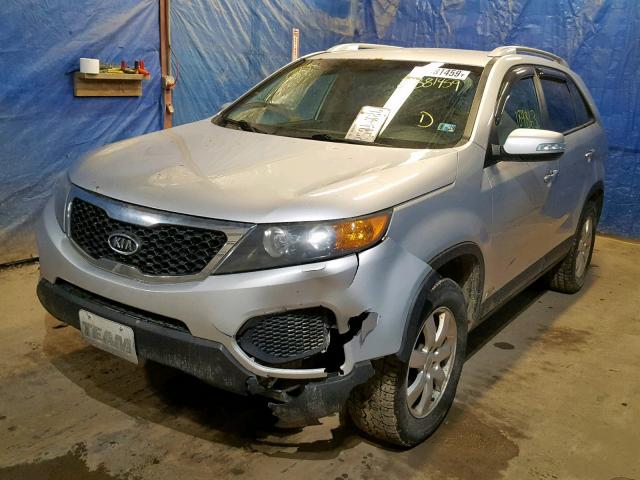 5XYKTDA20BG123902 - 2011 KIA SORENTO BA SILVER photo 2