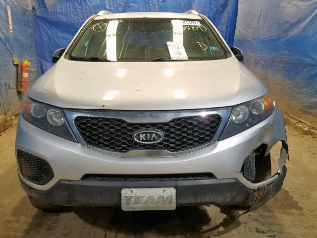 5XYKTDA20BG123902 - 2011 KIA SORENTO BA SILVER photo 9