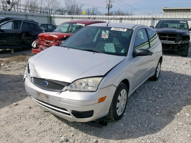 1FAFP31N97W105067 - 2007 FORD FOCUS ZX3 SILVER photo 2