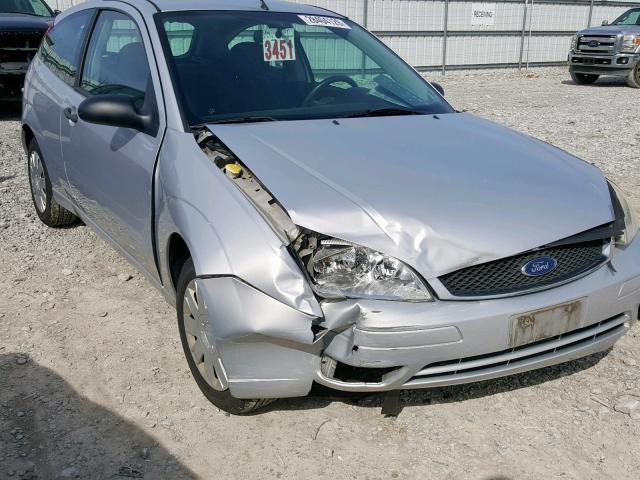 1FAFP31N97W105067 - 2007 FORD FOCUS ZX3 SILVER photo 9