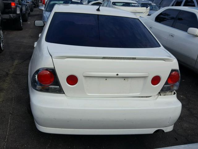 JTHBD192540082318 - 2004 LEXUS IS 300 WHITE photo 10