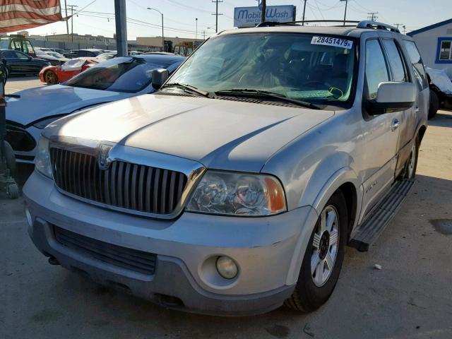 5LMFU27R44LJ04485 - 2004 LINCOLN NAVIGATOR Gümüş foto 2