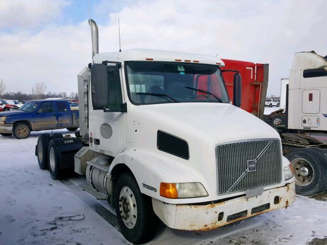 4V4MD2UF9YN232003 - 2000 VOLVO VN WHITE photo 1