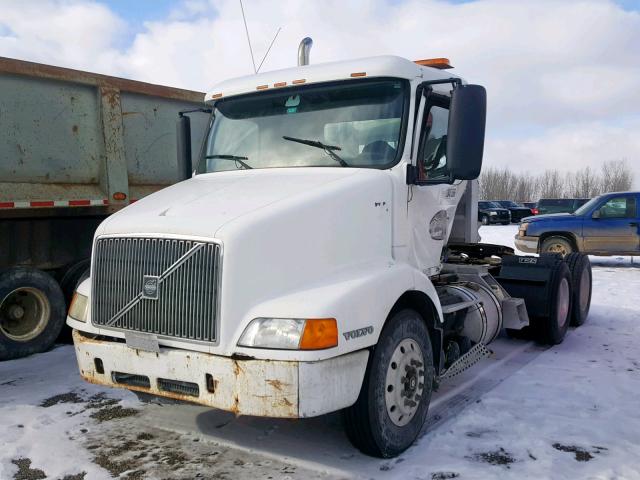 4V4MD2UF9YN232003 - 2000 VOLVO VN WHITE photo 2