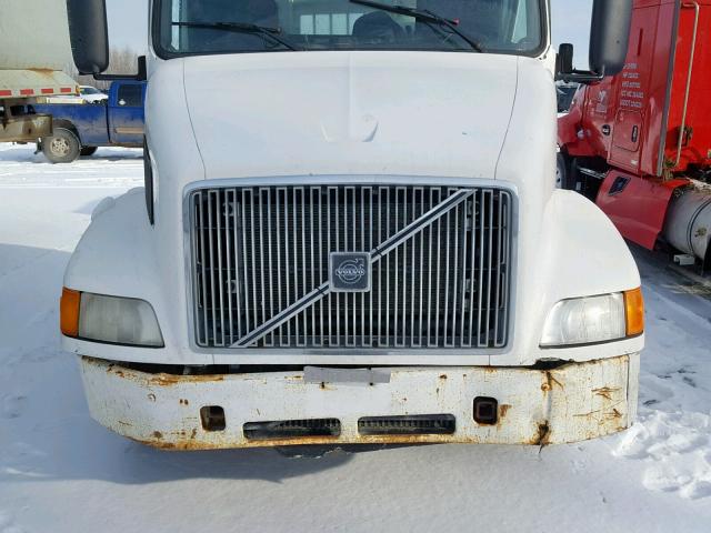 4V4MD2UF9YN232003 - 2000 VOLVO VN WHITE photo 7