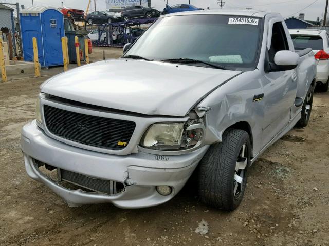 2FTZF0736YCB18015 - 2000 FORD F150 SVT L SILVER photo 2