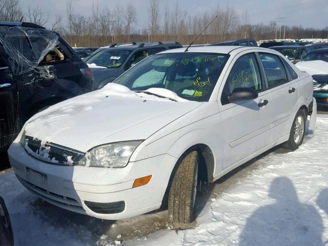 1FAFP34N27W319751 - 2007 FORD FOCUS ZX4 WHITE photo 2