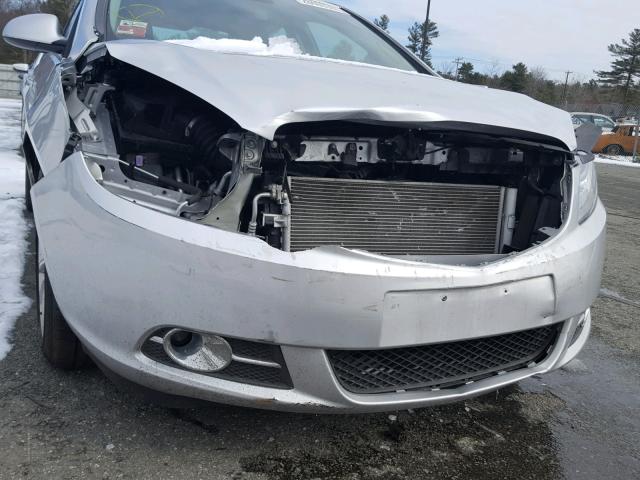 1G4PP5SKXD4121117 - 2013 BUICK VERANO SILVER photo 9